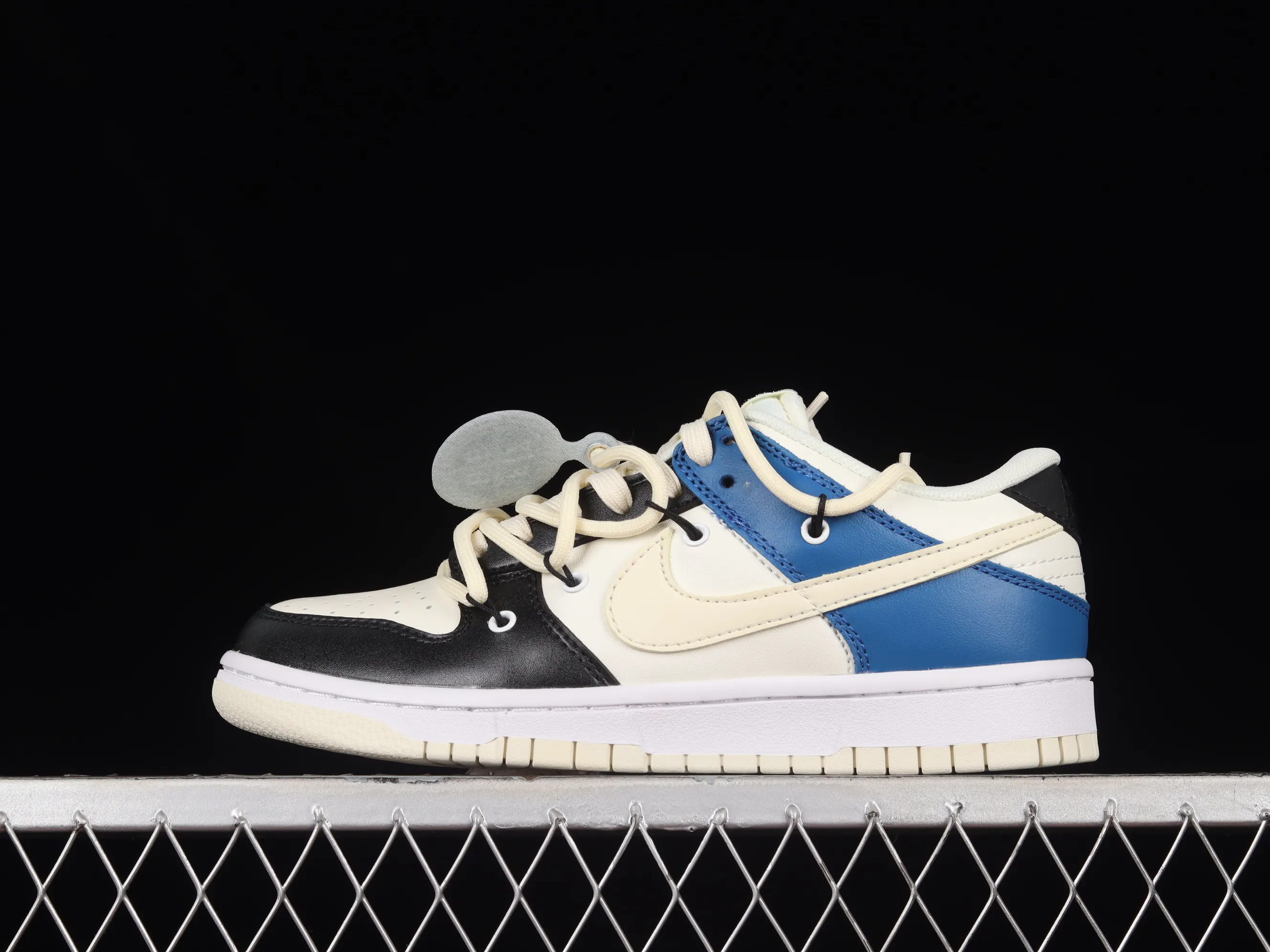 All categories Nk SB Dunk series Nk SB Dunk Low Low-top sneakers Nk Dunk Low Black, white and blue color matching Customized version of deconstructed strap casual sneakers DJ6188-100